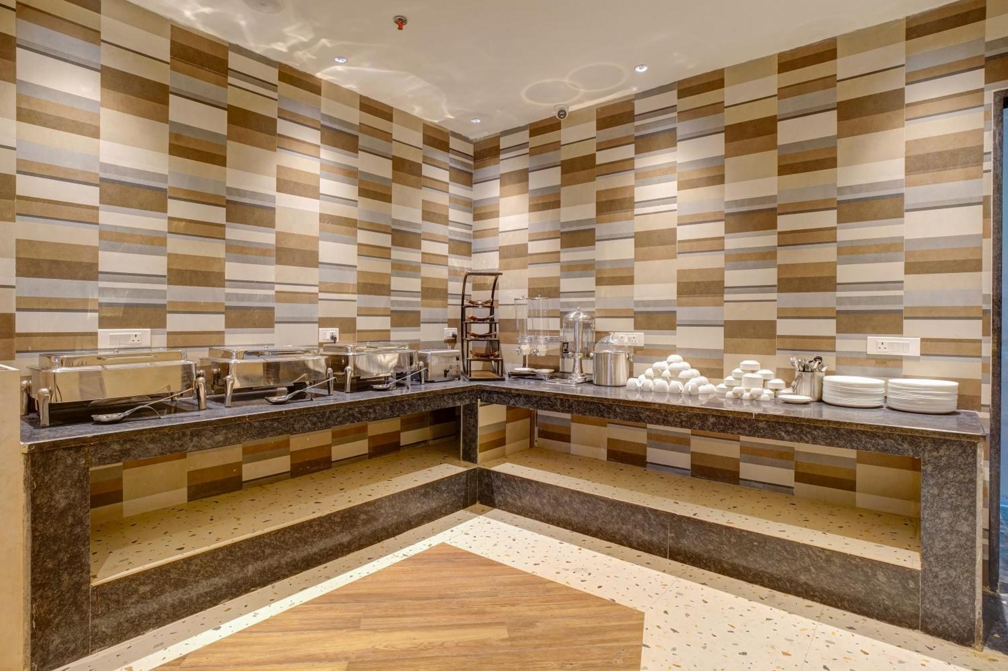 Iva Premium Delhi Airport With Airport Drop Hotel New Delhi Bagian luar foto